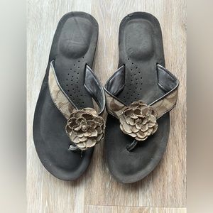 COACH brown floral logo canvas flip flop size 9